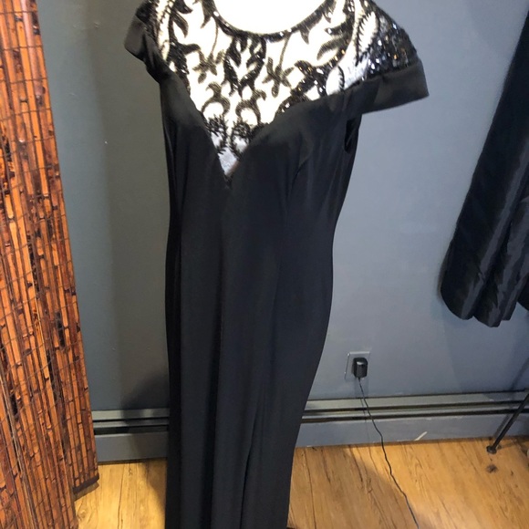 Adrianna Pappell elegant gown. - Picture 3 of 8